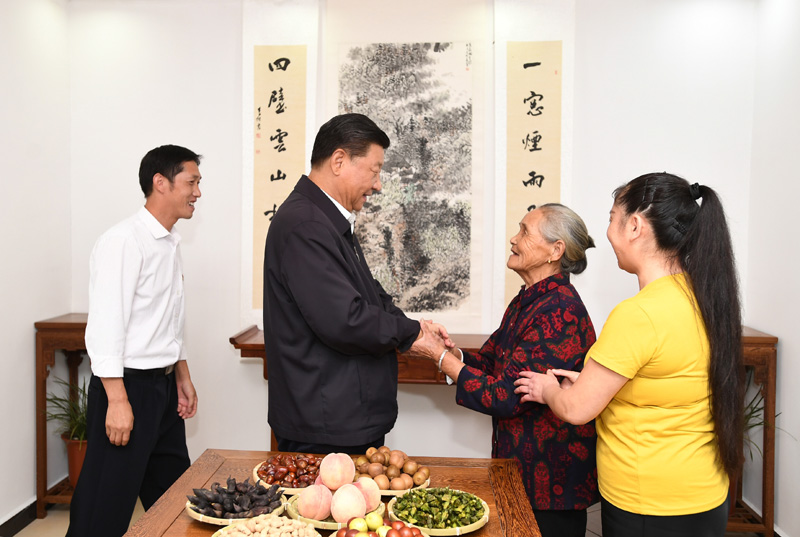 　　9月16日至18日，中共中央總書記、國(guó)家主席、中央軍委主席習(xí)近平在河南考察。這是16日下午，習(xí)近平在信陽(yáng)市新縣田鋪鄉(xiāng)田鋪大塆“老家寒舍”民宿店，同店主一家親切交談。 新華社記者 謝環(huán)馳 攝