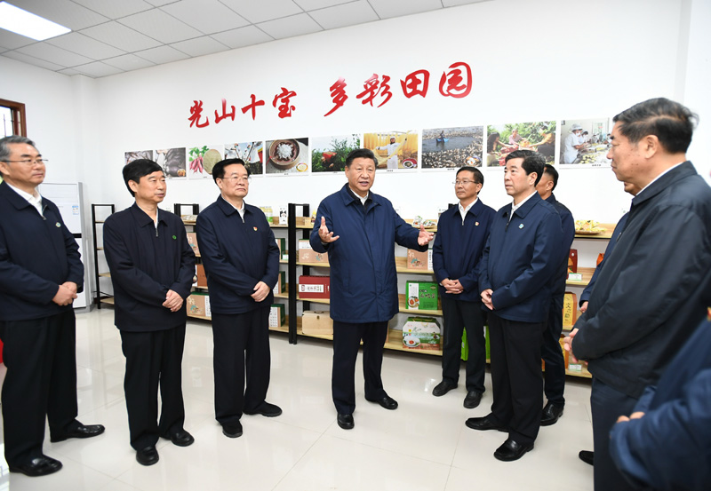 9月16日至18日，中共中央總書記、國(guó)家主席、中央軍委主席習(xí)近平在河南考察。這是17日上午，習(xí)近平在信陽(yáng)市光山縣文殊鄉(xiāng)東岳村文化接待中心，了解光山縣脫貧工作和中辦在光山縣扶貧工作情況。新華社記者 謝環(huán)馳 攝