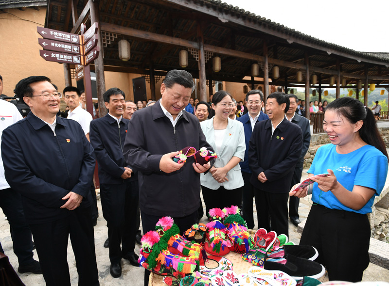 　　9月16日至18日，中共中央總書記、國(guó)家主席、中央軍委主席習(xí)近平在河南考察。這是16日下午，習(xí)近平在信陽(yáng)市新縣田鋪鄉(xiāng)田鋪大塆考察調(diào)研。 新華社記者 謝環(huán)馳 攝