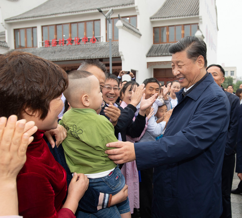 9月16日至18日，中共中央總書記、國(guó)家主席、中央軍委主席習(xí)近平在河南考察。這是17日上午，習(xí)近平在信陽(yáng)市光山縣文殊鄉(xiāng)東岳村同鄉(xiāng)親們親切交流，祝愿鄉(xiāng)親們生活芝麻開花節(jié)節(jié)高。新華社記者 謝環(huán)馳 攝