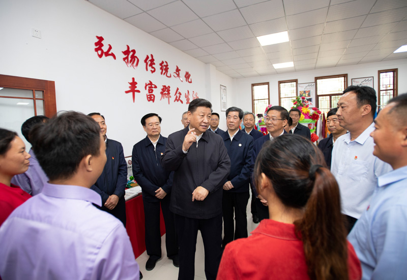 9月16日至18日，中共中央總書記、國(guó)家主席、中央軍委主席習(xí)近平在河南考察。這是17日上午，習(xí)近平在信陽(yáng)市光山縣文殊鄉(xiāng)東岳村文化接待中心，同當(dāng)?shù)孛撠氈赂粠ь^人親切交流，勉勵(lì)他們帶動(dòng)更多鄉(xiāng)親們致富。新華社記者 謝環(huán)馳 攝