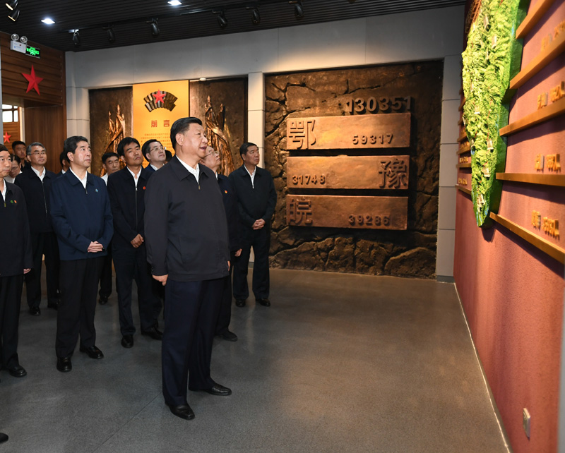 9月16日至18日，中共中央總書記、國(guó)家主席、中央軍委主席習(xí)近平在河南考察。這是16日下午，習(xí)近平來到位于信陽(yáng)市新縣的鄂豫皖蘇區(qū)首府烈士陵園，瞻仰革命烈士紀(jì)念堂。 新華社記者 謝環(huán)馳 攝