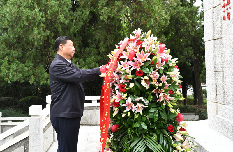 　　9月16日至18日，中共中央總書記、國(guó)家主席、中央軍委主席習(xí)近平在河南考察。這是16日下午，習(xí)近平來到位于信陽(yáng)市新縣的鄂豫皖蘇區(qū)首府烈士陵園，瞻仰革命烈士紀(jì)念碑，向革命先烈敬獻(xiàn)花籃。 新華社記者 謝環(huán)馳 攝