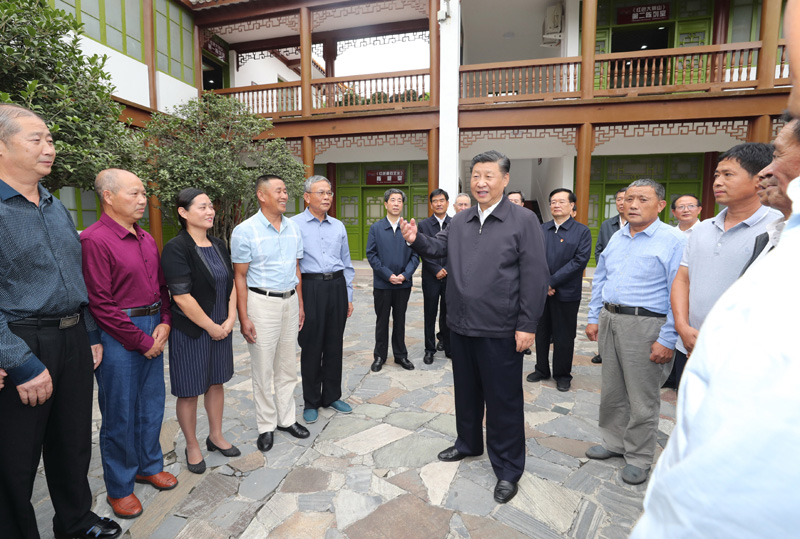 　　9月16日至18日，中共中央總書記、國(guó)家主席、中央軍委主席習(xí)近平在河南考察。這是16日下午，習(xí)近平在位于信陽(yáng)市新縣的鄂豫皖蘇區(qū)首府革命博物館，同當(dāng)?shù)丶t軍后代、革命烈士家屬代表親切交談。 新華社記者 鞠鵬 攝