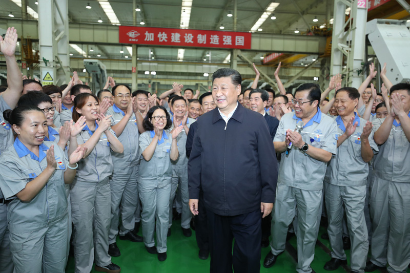 9月16日至18日，中共中央總書記、國(guó)家主席、中央軍委主席習(xí)近平在河南考察。這是17日下午，習(xí)近平在鄭州煤礦機(jī)械集團(tuán)股份有限公司總裝車間同工人們親切交流，鼓勵(lì)他們加強(qiáng)自主創(chuàng)新，爭(zhēng)創(chuàng)發(fā)展戰(zhàn)略優(yōu)勢(shì)。新華社記者 鞠鵬 攝