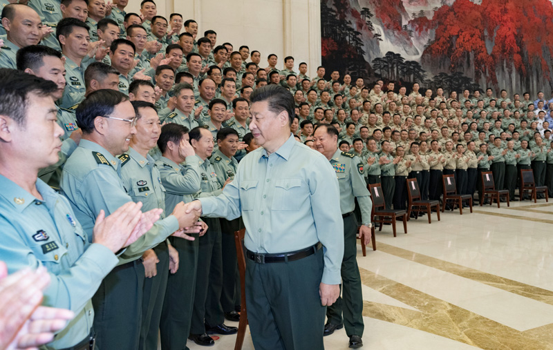 9月16日至18日，中共中央總書記、國(guó)家主席、中央軍委主席習(xí)近平在河南考察。這是18日上午，習(xí)近平在鄭州親切接見駐河南部隊(duì)副師職以上領(lǐng)導(dǎo)干部和團(tuán)級(jí)單位主官，代表黨中央和中央軍委向駐河南部隊(duì)全體官兵致以誠(chéng)摯問候。新華社記者 李剛 攝