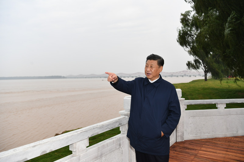 9月16日至18日，中共中央總書記、國(guó)家主席、中央軍委主席習(xí)近平在河南考察。這是17日下午，習(xí)近平在鄭州黃河國(guó)家地質(zhì)公園，眺望黃河鄭州段。新華社記者 謝環(huán)馳 攝