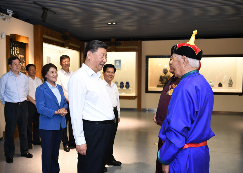 7月15日至16日，中共中央總書記、國家主席、中央軍委主席習(xí)近平在內(nèi)蒙古考察并指導(dǎo)開展“不忘初心、牢記使命”主題教育。這是15日上午，習(xí)近平在赤峰博物館同古典民族史詩《格薩（斯）爾》非物質(zhì)文化遺產(chǎn)傳承人親切交談。