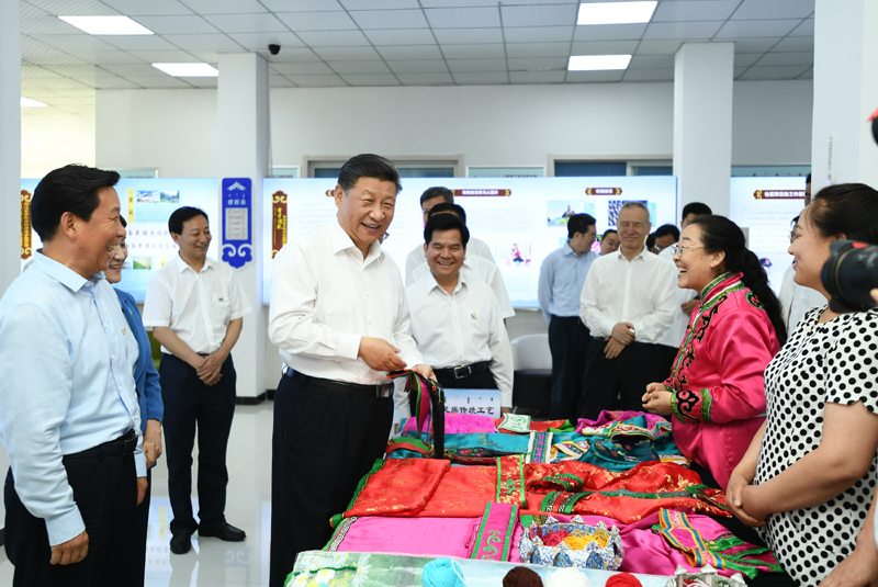 7月15日至16日，中共中央總書記、國家主席、中央軍委主席習(xí)近平在內(nèi)蒙古考察并指導(dǎo)開展“不忘初心、牢記使命”主題教育。這是15日上午，習(xí)近平在赤峰市松山區(qū)興安街道臨潢家園社區(qū)，同社區(qū)居民親切交流。