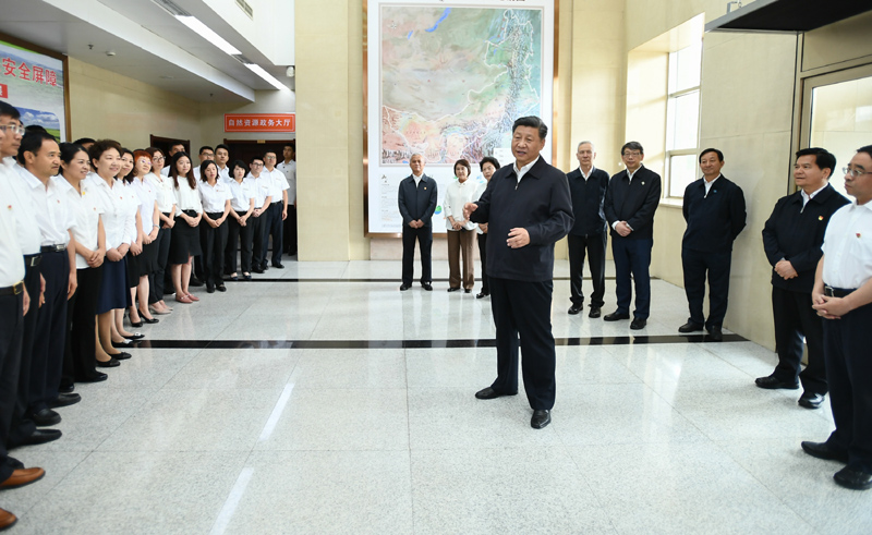 7月15日至16日，中共中央總書記、國家主席、中央軍委主席習(xí)近平在內(nèi)蒙古考察并指導(dǎo)開展“不忘初心、牢記使命”主題教育。這是16日上午，習(xí)近平到內(nèi)蒙古自治區(qū)自然資源廳，實(shí)地調(diào)研指導(dǎo)開展“不忘初心、牢記使命”主題教育。