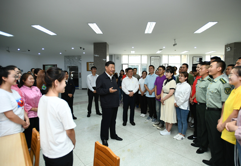 7月15日至16日，中共中央總書記、國家主席、中央軍委主席習(xí)近平在內(nèi)蒙古考察并指導(dǎo)開展“不忘初心、牢記使命”主題教育。這是16日上午，習(xí)近平在內(nèi)蒙古大學(xué)圖書館同學(xué)生們親切交談，勉勵他們志存高遠(yuǎn)、腳踏實(shí)地、發(fā)奮圖強(qiáng)。