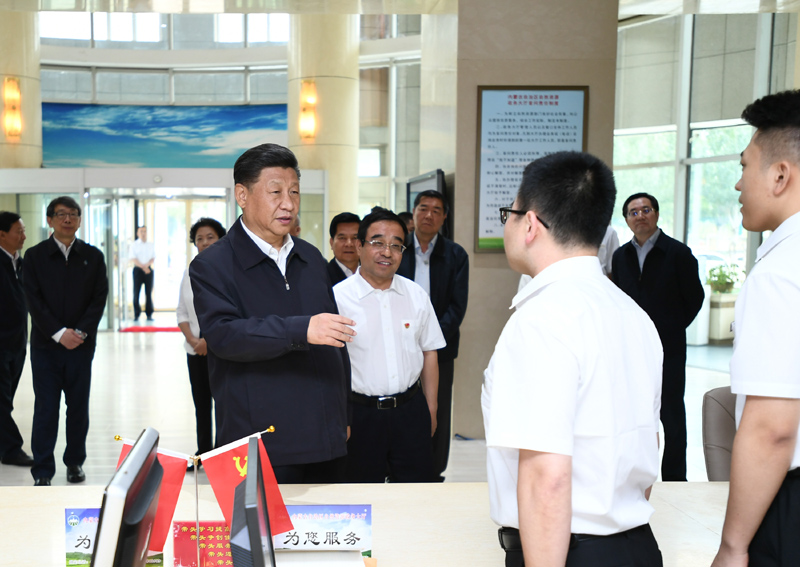 7月15日至16日，中共中央總書記、國家主席、中央軍委主席習(xí)近平在內(nèi)蒙古考察并指導(dǎo)開展“不忘初心、牢記使命”主題教育。這是16日上午，習(xí)近平在內(nèi)蒙古自治區(qū)自然資源廳自然資源政務(wù)大廳同工作人員交談，了解開展主題教育和落實(shí)便捷高效政務(wù)服務(wù)等情況。