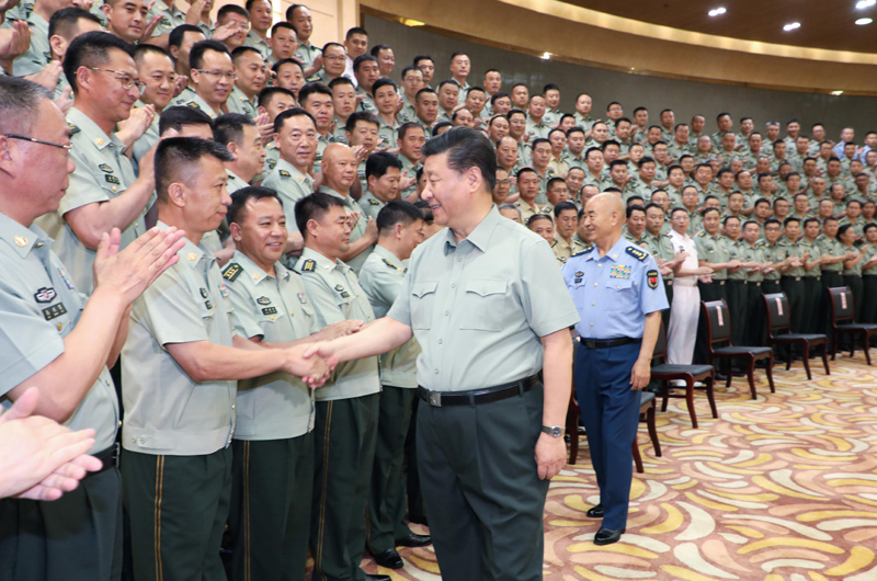 7月15日至16日，中共中央總書記、國家主席、中央軍委主席習(xí)近平在內(nèi)蒙古考察并指導(dǎo)開展“不忘初心、牢記使命”主題教育。這是16日上午，習(xí)近平在呼和浩特親切接見駐內(nèi)蒙古部隊(duì)副師職以上領(lǐng)導(dǎo)干部和團(tuán)級單位主官，代表黨中央和中央軍委向駐內(nèi)蒙古部隊(duì)全體官兵致以誠摯問候。