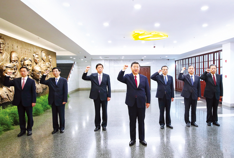 　2017年10月31日，中共中央總書記、國家主席、中央軍委主席習(xí)近平帶領(lǐng)中共中央政治局常委李克強、栗戰(zhàn)書、汪洋、王滬寧、趙樂際、韓正，瞻仰上海中共一大會址和浙江嘉興南湖紅船。這是31日上午，在上海中共一大會址紀(jì)念館，習(xí)近平帶領(lǐng)其他中共中央政治局常委同志一起重溫入黨誓詞。 新華社記者 蘭紅光/攝