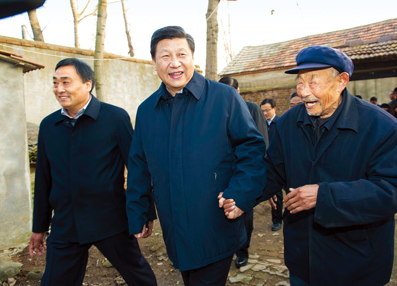 　2013年11月24日至28日，中共中央總書記、國家主席、中央軍委主席習(xí)近平在山東考察。 這是25日下午，習(xí)近平在地處沂蒙老區(qū)的臨沭縣曹莊鎮(zhèn)朱村親切地拉著83歲的“老支前”王克昌的手去他家看望。 新華社記者 謝環(huán)馳/攝