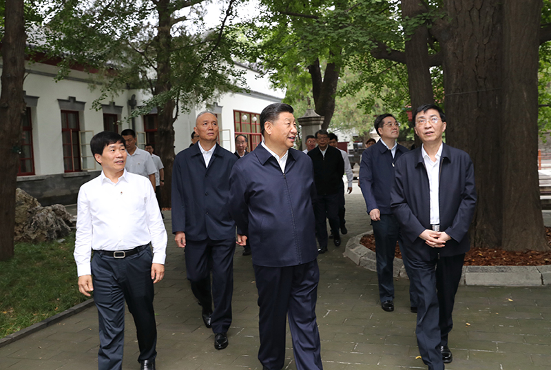 9月12日，中共中央總書記、國家主席、中央軍委主席習(xí)近平視察中共中央北京香山革命紀(jì)念地。這是習(xí)近平瞻仰雙清別墅。