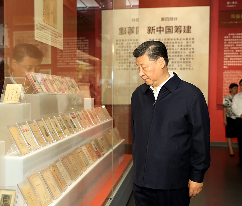 9月12日，中共中央總書記、國家主席、中央軍委主席習(xí)近平視察中共中央北京香山革命紀(jì)念地。這是習(xí)近平在香山革命紀(jì)念館參觀《為新中國奠基》主題展覽。