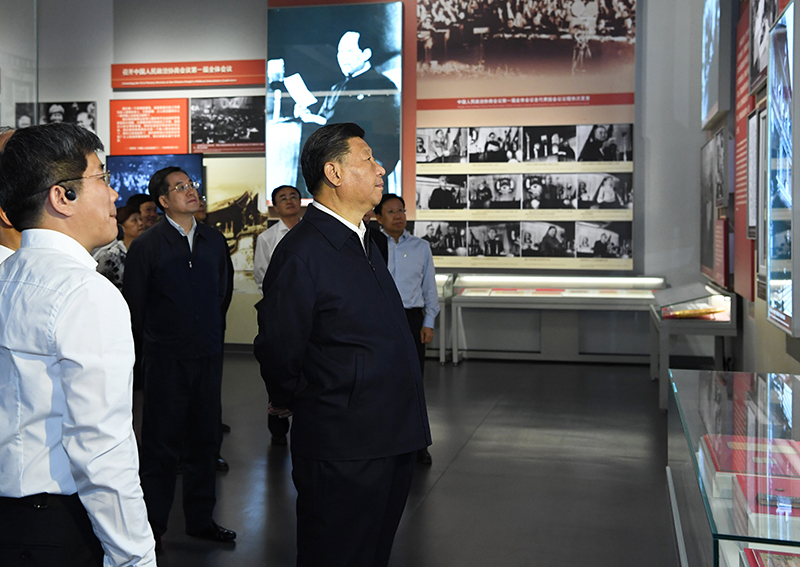 9月12日，中共中央總書記、國家主席、中央軍委主席習(xí)近平視察中共中央北京香山革命紀(jì)念地。這是習(xí)近平在香山革命紀(jì)念館參觀《為新中國奠基》主題展覽。