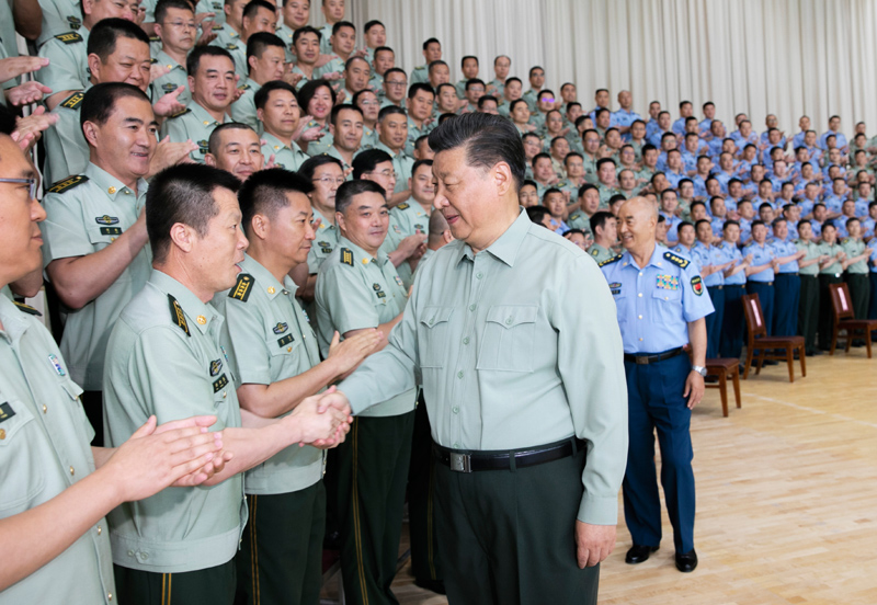 8月22日，中共中央總書記、國家主席、中央軍委主席習近平到空軍某基地視察。這是習近平親切接見駐甘肅部隊副師職以上領(lǐng)導(dǎo)干部和團級單位主官。