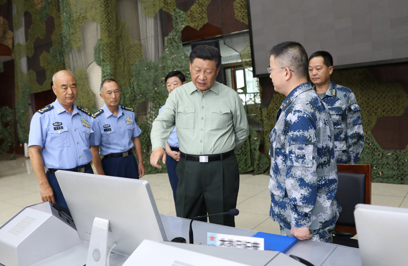 8月22日，中共中央總書記、國家主席、中央軍委主席習近平到空軍某基地視察。這是習近平察看基地作戰(zhàn)指揮中心，了解戰(zhàn)備值班和訓(xùn)練情況。