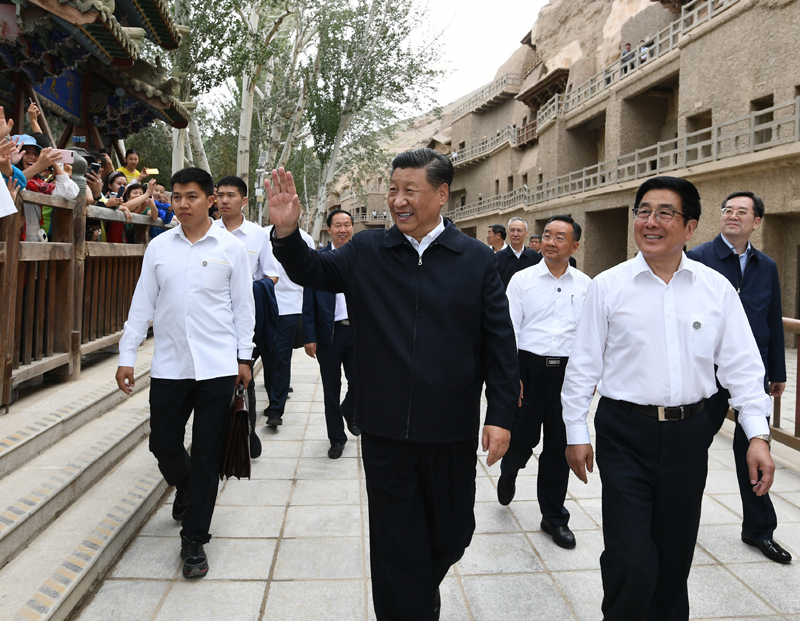 8月19日至22日，中共中央總書記、國家主席、中央軍委主席習(xí)近平在甘肅考察。這是19日下午，習(xí)近平在敦煌莫高窟考察調(diào)研時，向正在參觀的游客親切招手致意。