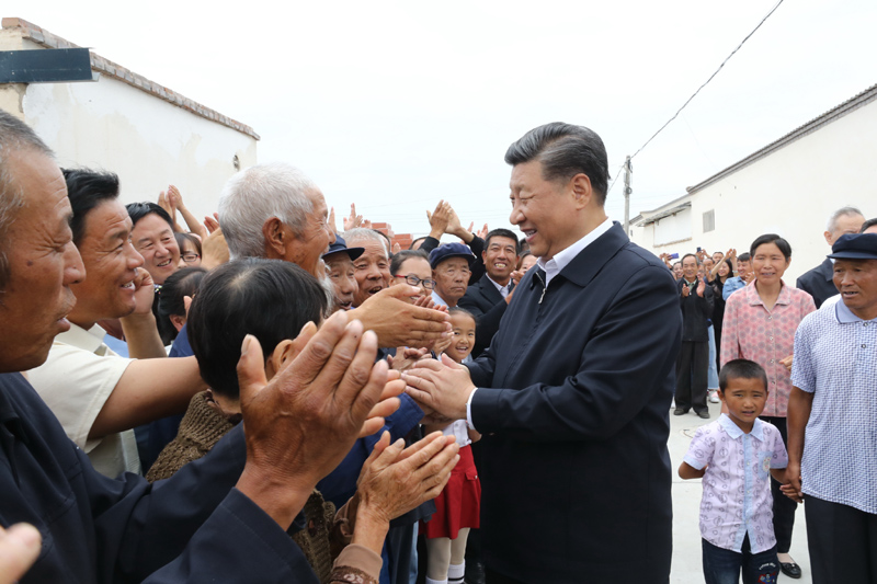 8月19日至22日，中共中央總書記、國家主席、中央軍委主席習(xí)近平在甘肅考察。這是21日上午，習(xí)近平在武威市古浪縣黃花灘生態(tài)移民區(qū)富民新村同村民親切交談。