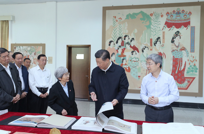 8月19日至22日，中共中央總書記、國家主席、中央軍委主席習(xí)近平在甘肅考察。這是19日下午，習(xí)近平在敦煌研究院察看珍藏文物和學(xué)術(shù)成果展示，了解文物保護和研究、弘揚優(yōu)秀歷史文化情況。