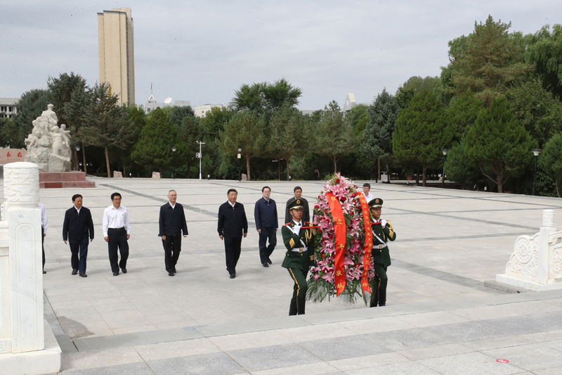 8月19日至22日，中共中央總書記、國家主席、中央軍委主席習(xí)近平在甘肅考察。這是20日上午，習(xí)近平來到張掖市高臺縣，瞻仰中國工農(nóng)紅軍西路軍紀(jì)念碑，向革命先烈敬獻花籃。