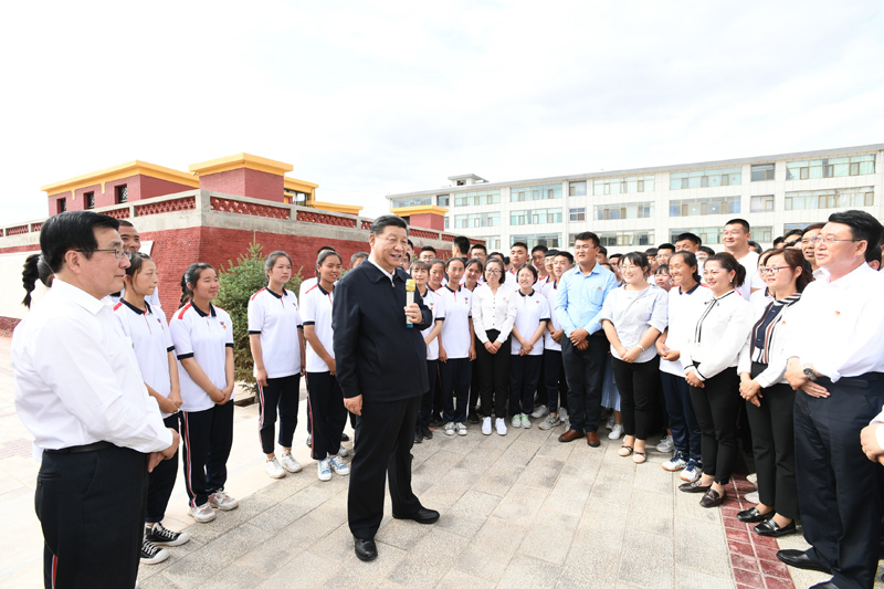 8月19日至22日，中共中央總書記、國家主席、中央軍委主席習(xí)近平在甘肅考察。這是20日下午，習(xí)近平在張掖市山丹培黎學(xué)校同師生親切交流。