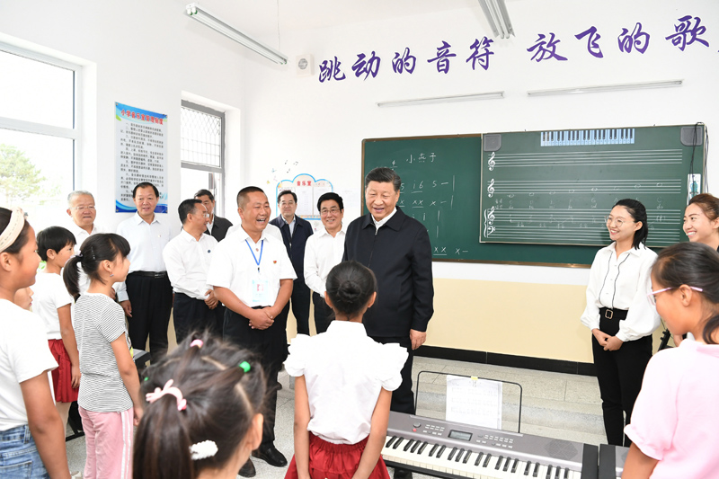 8月19日至22日，中共中央總書記、國家主席、中央軍委主席習(xí)近平在甘肅考察。這是21日上午，習(xí)近平在武威市古浪縣黃花灘生態(tài)移民區(qū)富民新村富民小學(xué)的音樂教室，認真觀看正在進行的音樂課教學(xué)。