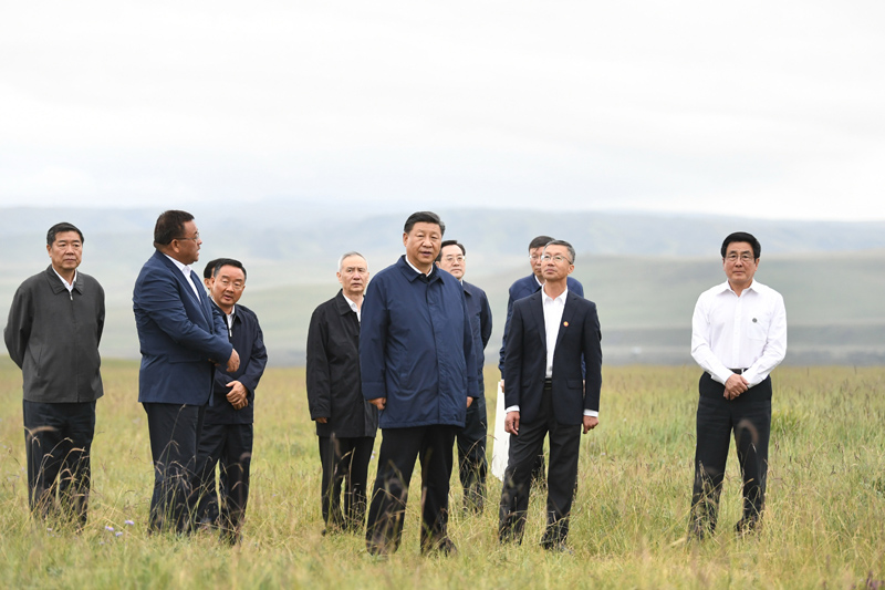 8月19日至22日，中共中央總書記、國家主席、中央軍委主席習(xí)近平在甘肅考察。這是20日下午，習(xí)近平在中農(nóng)發(fā)山丹馬場有限責(zé)任公司一場考察，實地了解祁連山生態(tài)環(huán)境恢復(fù)和保護情況。