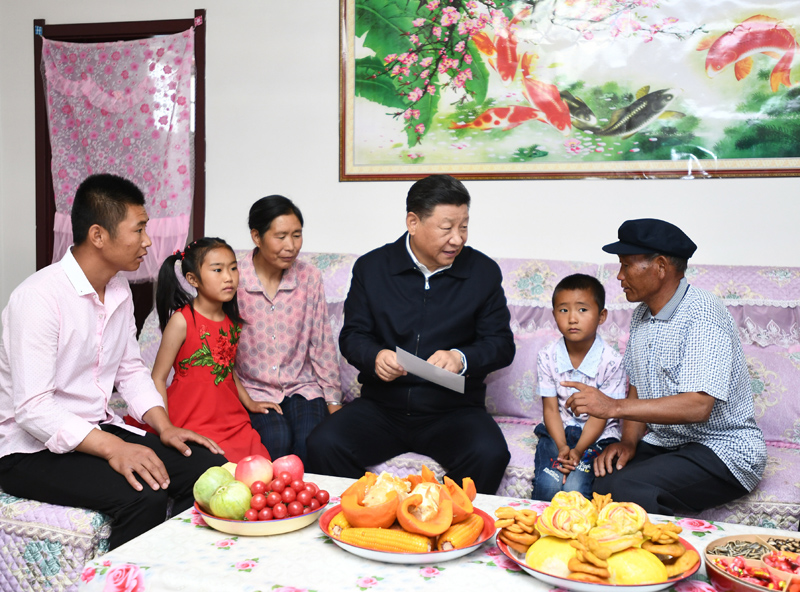 8月19日至22日，中共中央總書記、國家主席、中央軍委主席習(xí)近平在甘肅考察。這是21日上午，習(xí)近平在武威市古浪縣黃花灘生態(tài)移民區(qū)富民新村村民李應(yīng)川家，同李應(yīng)川一家拉家常。