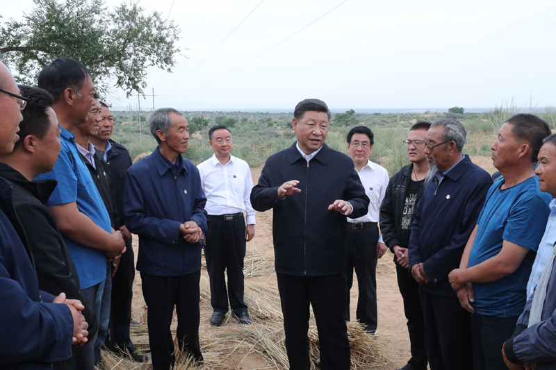 8月19日至22日，中共中央總書記、國家主席、中央軍委主席習(xí)近平在甘肅考察。這是21日上午，習(xí)近平在武威市古浪縣八步沙林場同“六老漢”代表及林場職工親切交談。