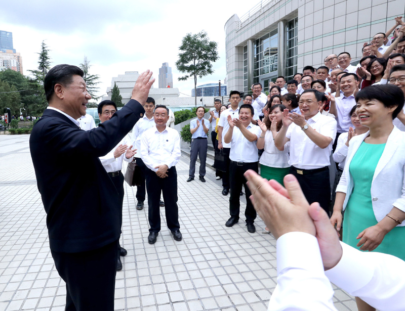 8月19日至22日，中共中央總書記、國家主席、中央軍委主席習(xí)近平在甘肅考察。這是21日下午，習(xí)近平在讀者出版集團有限公司同工作人員親切交談。