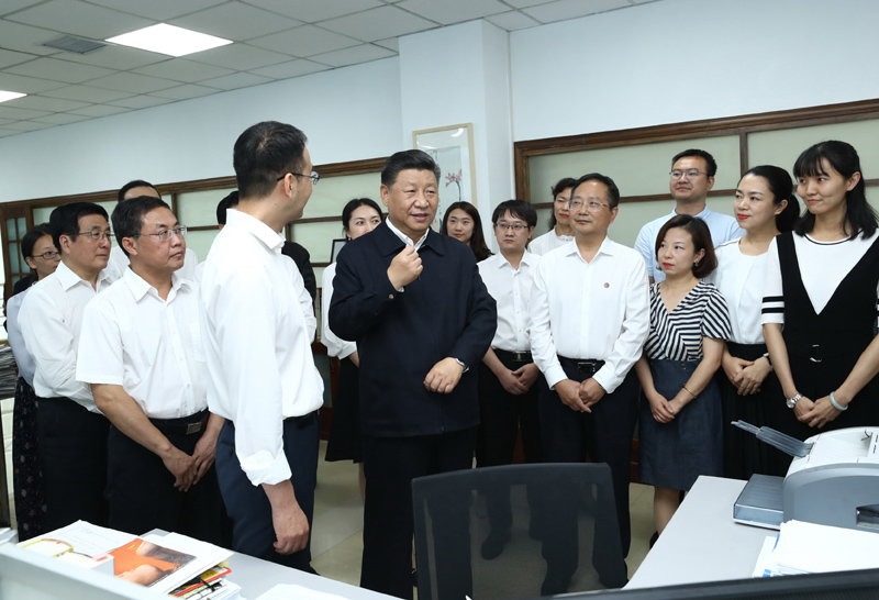8月19日至22日，中共中央總書記、國家主席、中央軍委主席習(xí)近平在甘肅考察。這是21日下午，習(xí)近平在《讀者》編輯部同工作人員交流，勉勵他們?yōu)槿嗣裉峁└鄡?yōu)秀精神食糧。
