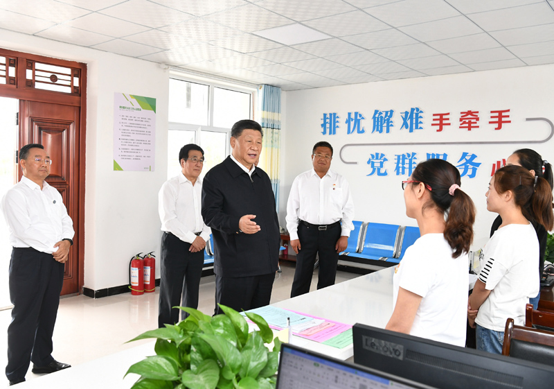 8月19日至22日，中共中央總書記、國家主席、中央軍委主席習(xí)近平在甘肅考察。這是21日上午，習(xí)近平在武威市古浪縣黃花灘生態(tài)移民區(qū)富民新村黨群服務(wù)中心考察。